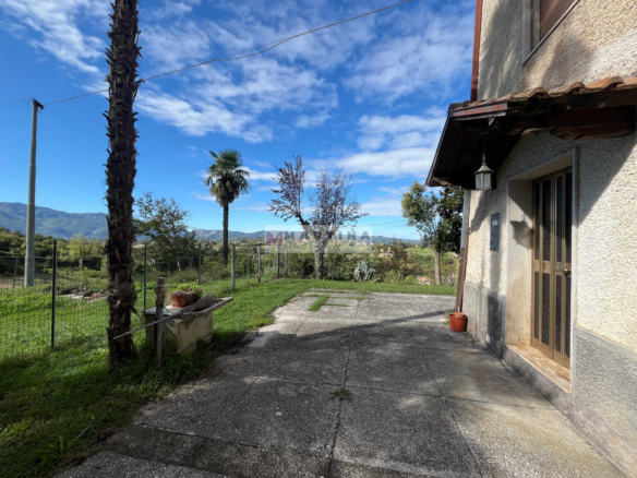 Casa indipendente con terreno