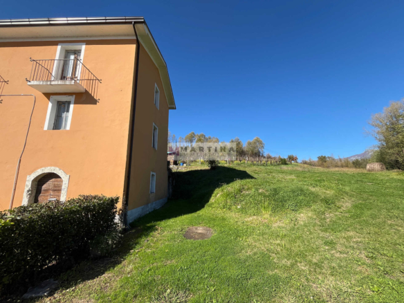 Porzione di casale con terreno