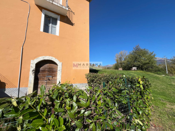 Porzione di casale con terreno