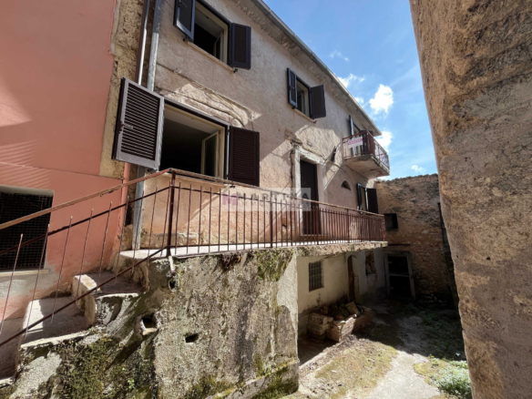 Quadrilocale con cantine