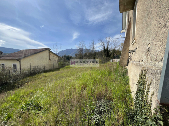 Abitazione da ristrutturare con giardino