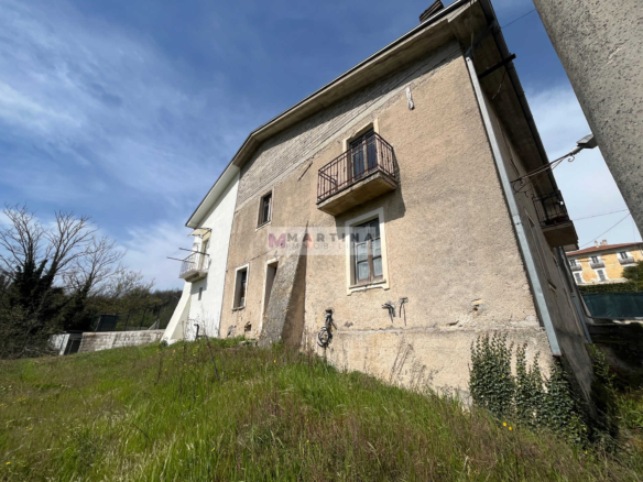 House to renovate with garden