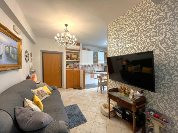 Central apartment with exclusive courtyard and garage