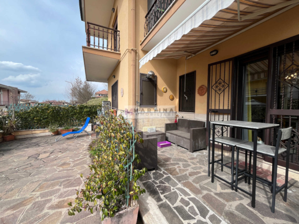 Central apartment with exclusive courtyard and garage
