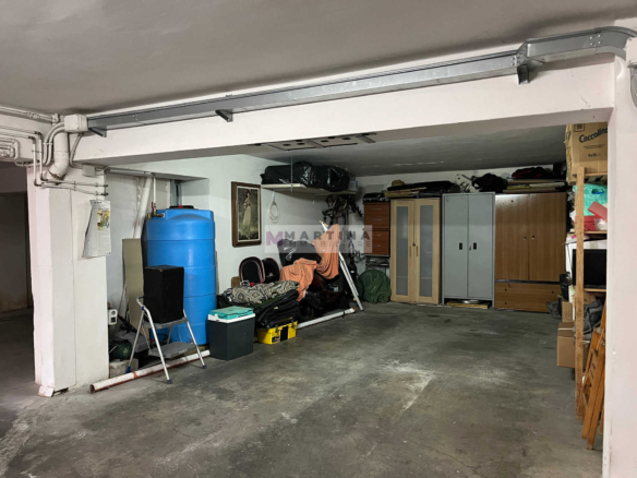 Central apartment with exclusive courtyard and garage