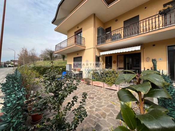 Central apartment with exclusive courtyard and garage