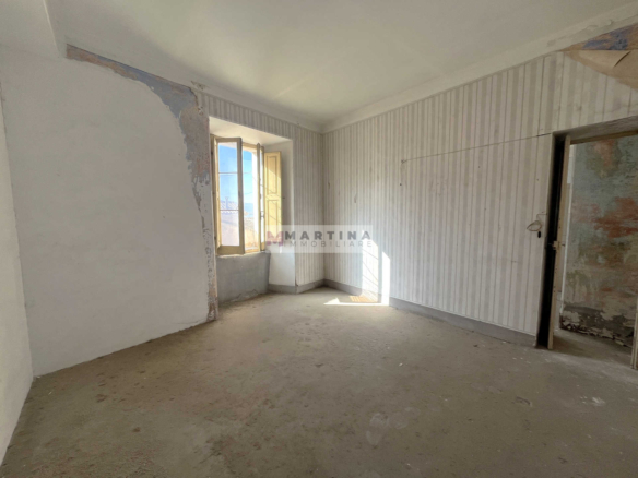 Central apartment with cellars