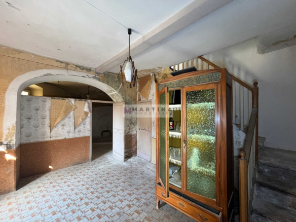 Central apartment with cellars