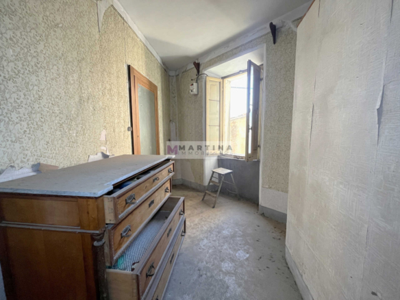 Central apartment with cellars