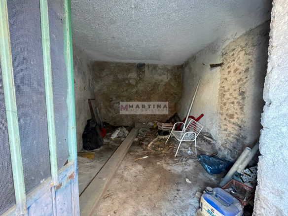 Central apartment with cellars