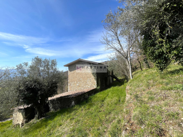 Casale in posizione panoramica