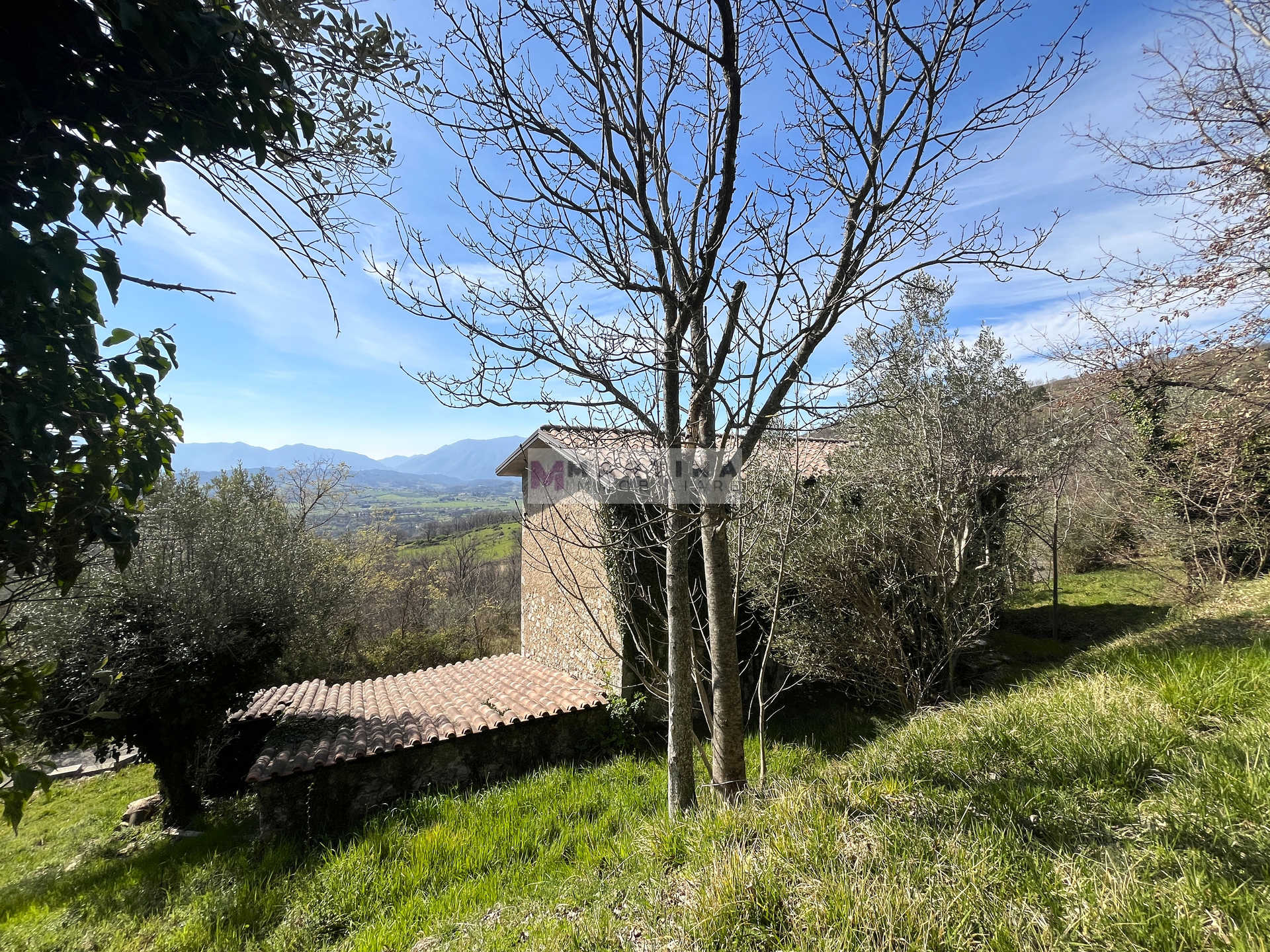 Casale via Fontanelle dei Monti, Alvito-2 Casale in posizione panoramica