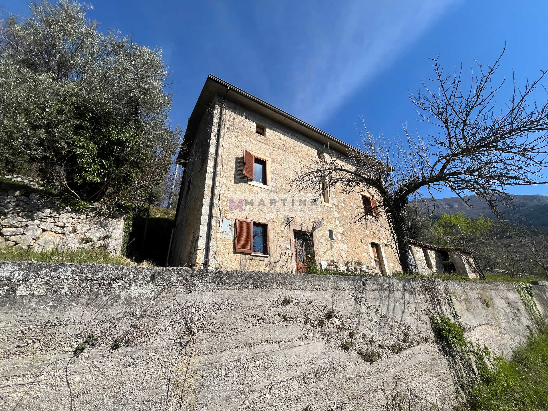 Casale via Fontanelle dei Monti, Alvito-26 Casale in posizione panoramica