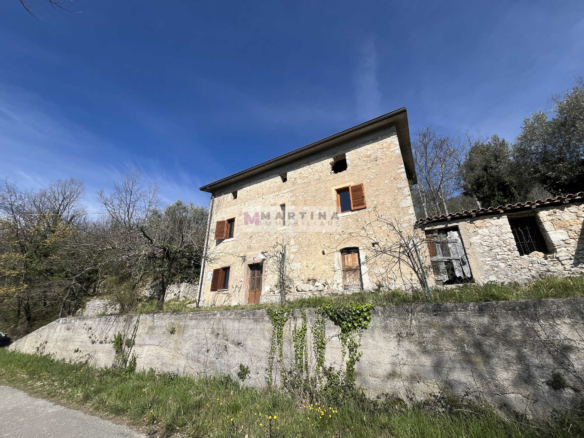 Casale in posizione panoramica