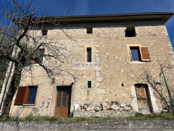 Casale in posizione panoramica