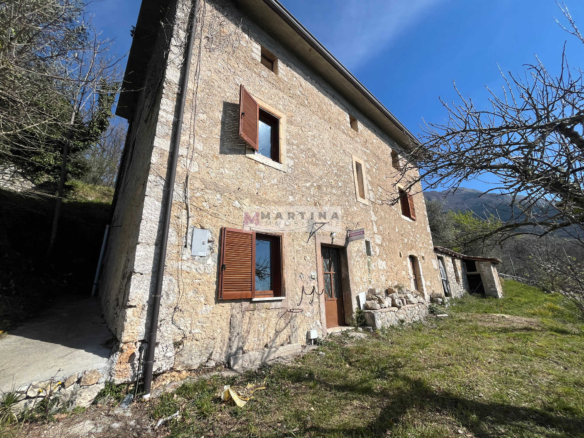 Casale in posizione panoramica