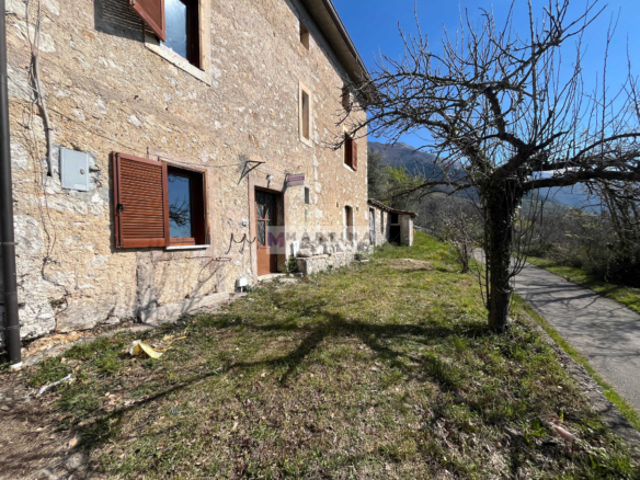 Casale in posizione panoramica