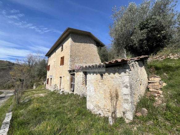 Casale in posizione panoramica
