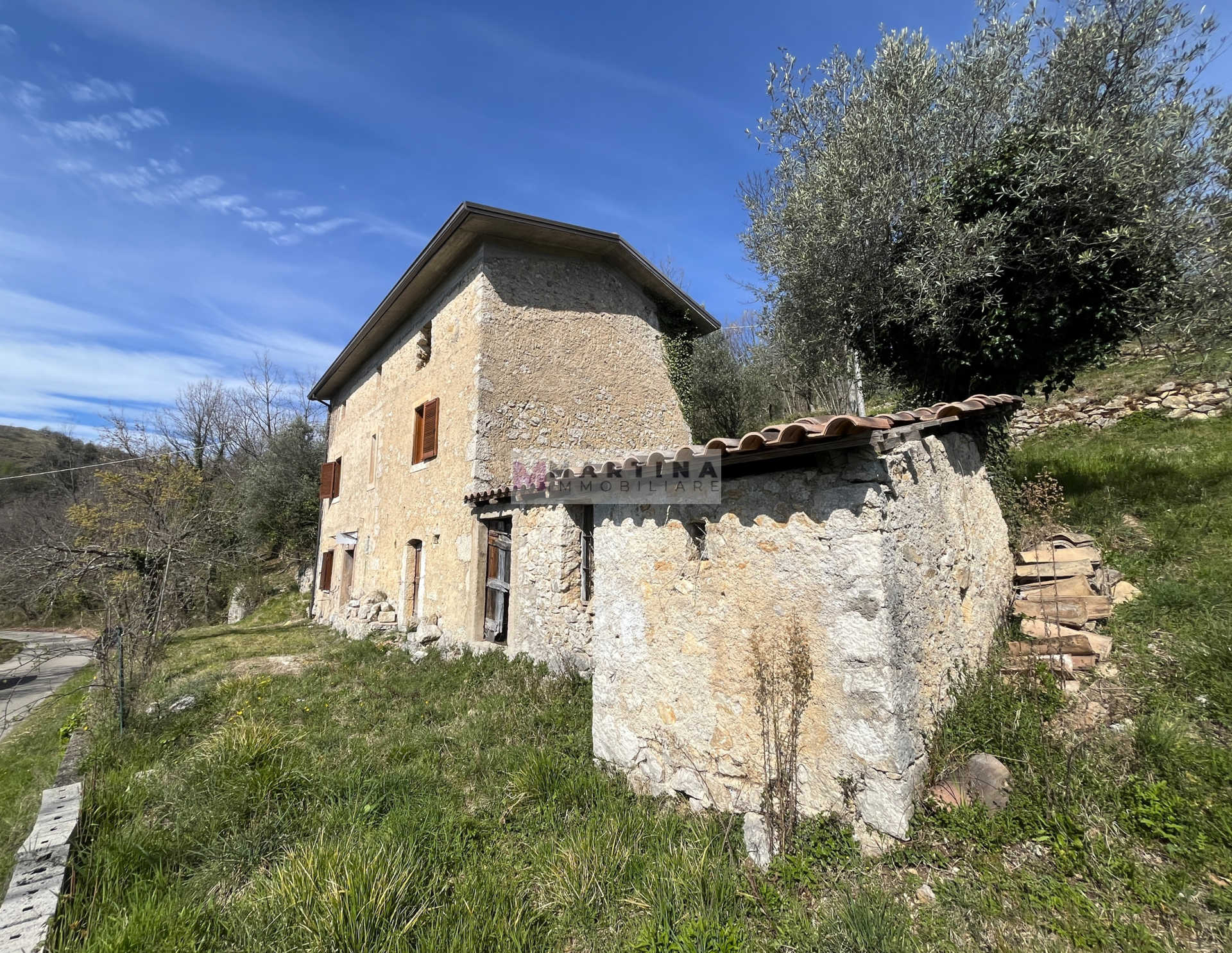 Casale via Fontanelle dei Monti, Alvito-5 Casale in posizione panoramica