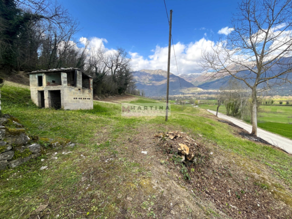 Rudere con un ettaro di terreno