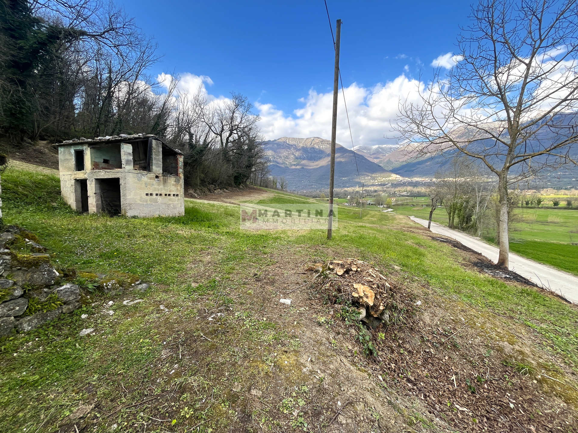 Rudere con un ettaro di terreno