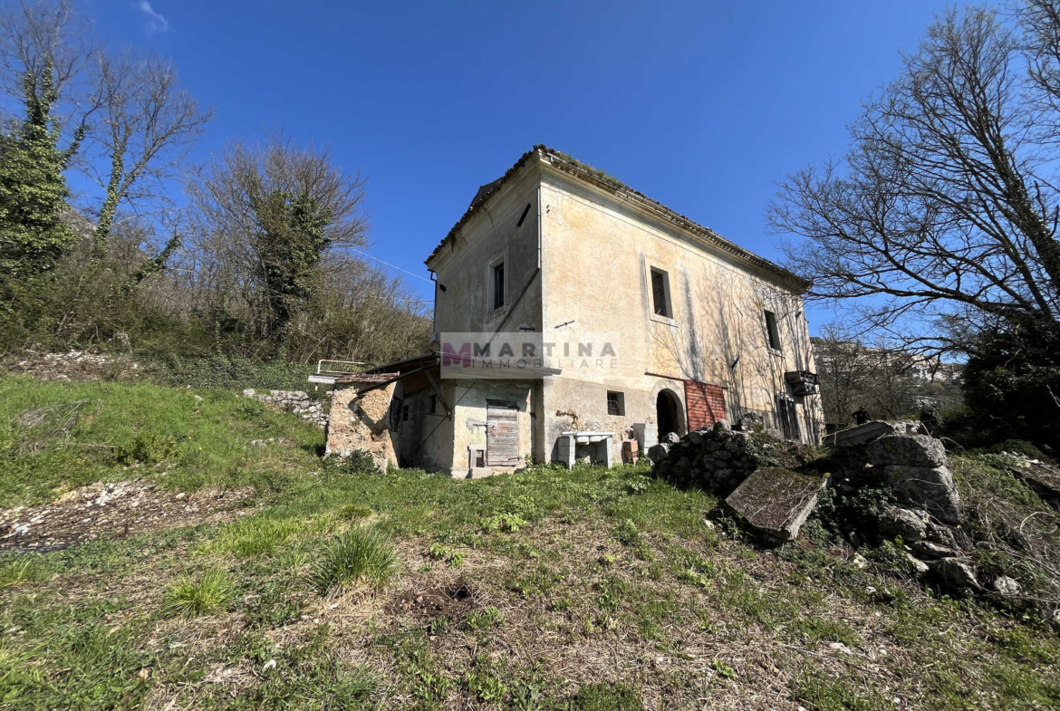 Porzione di antico casale con terreno