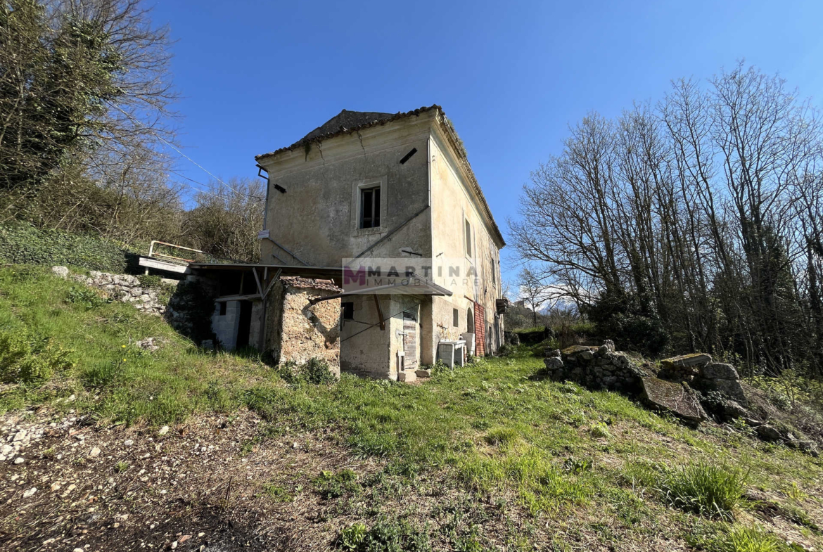 Porzione di antico casale con terreno