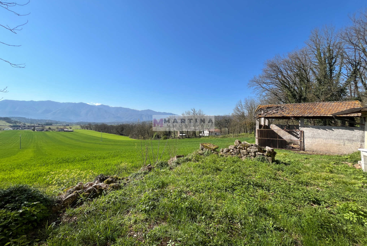 Porzione di antico casale con terreno