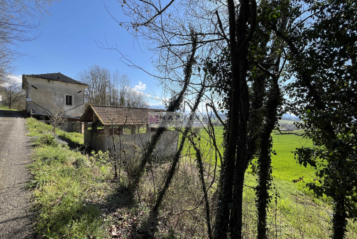Porzione di antico casale con terreno