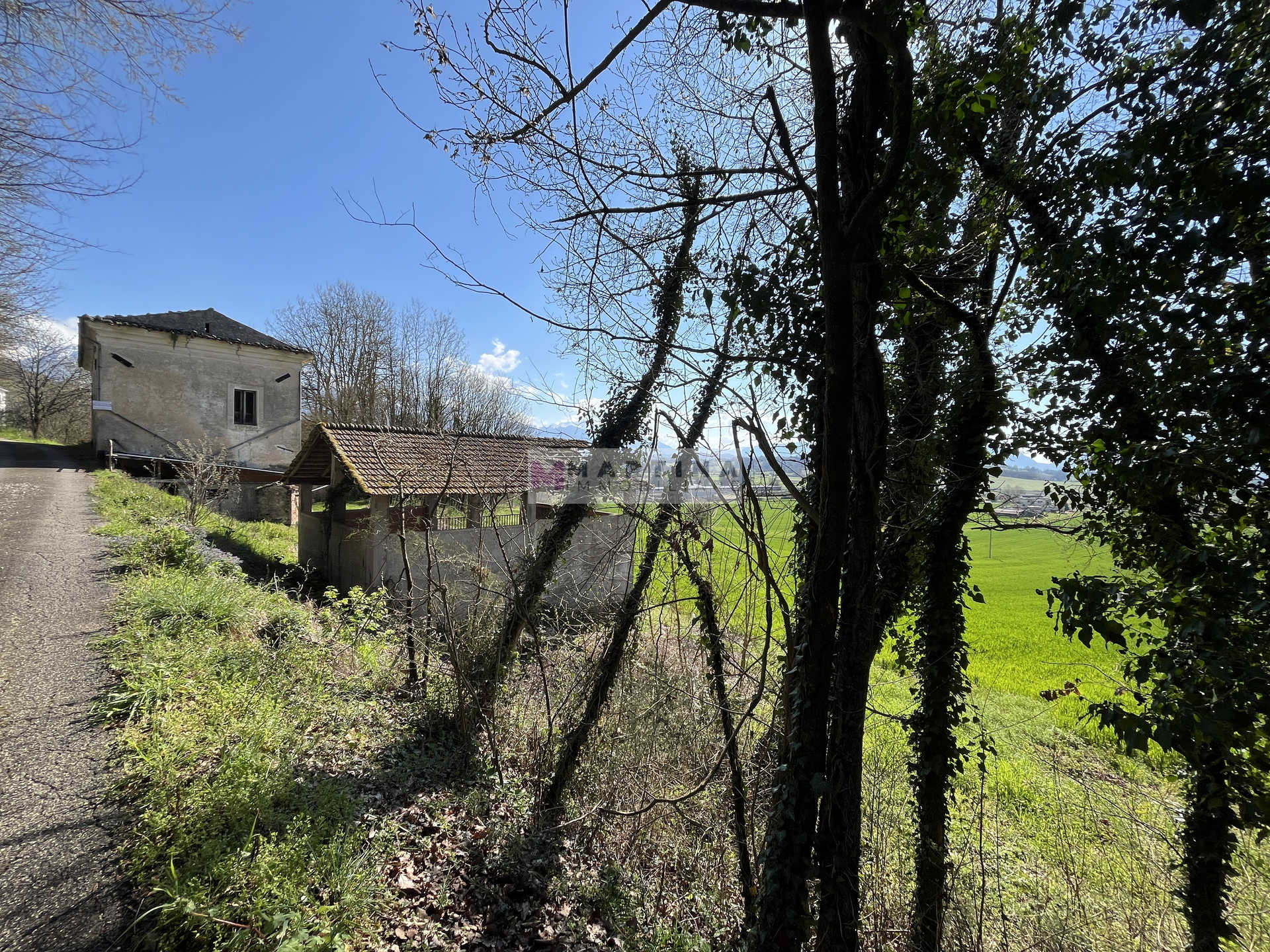Porzione di antico casale con terreno
