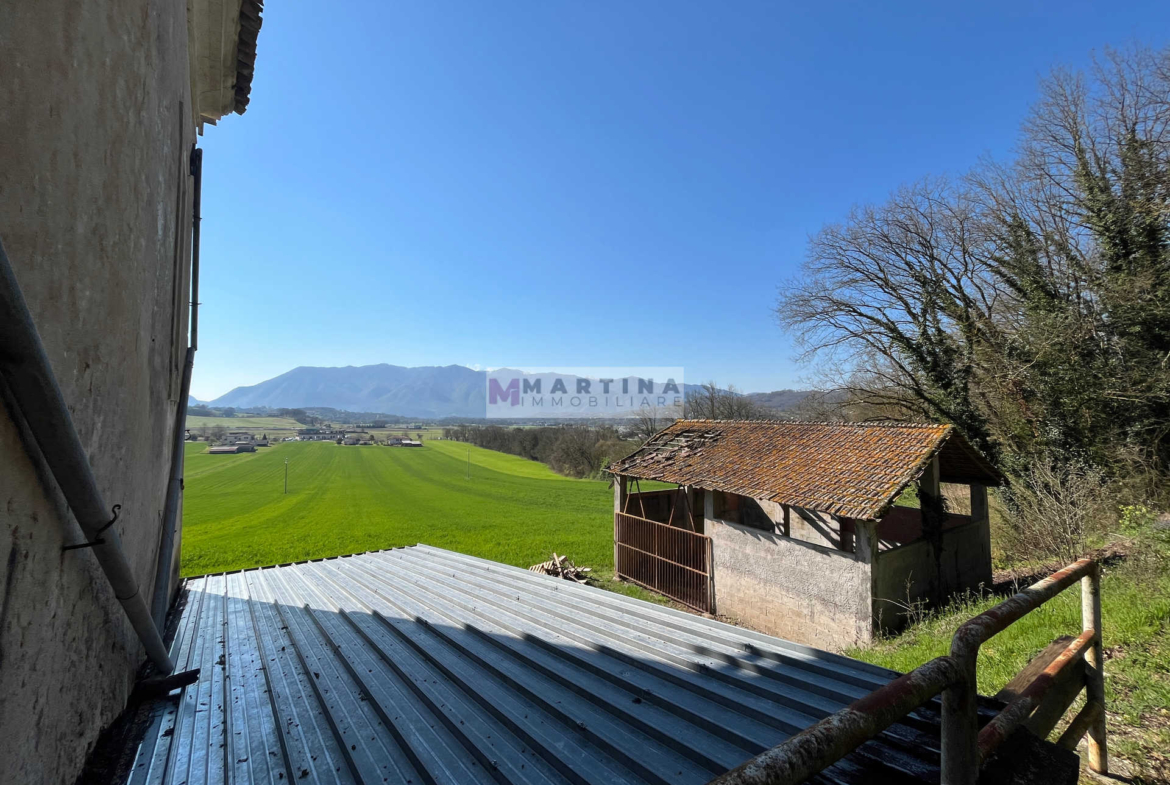 Porzione di antico casale con terreno