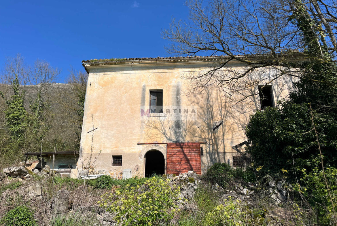 Porzione di antico casale con terreno