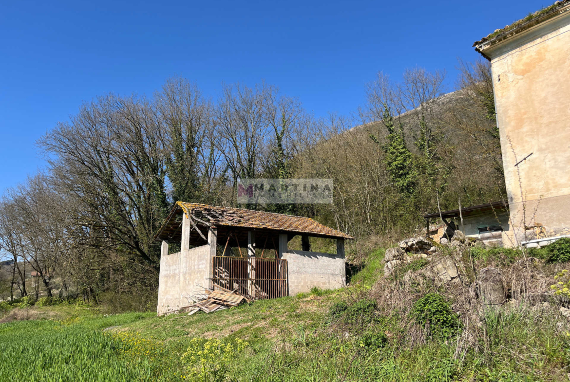 Porzione di antico casale con terreno