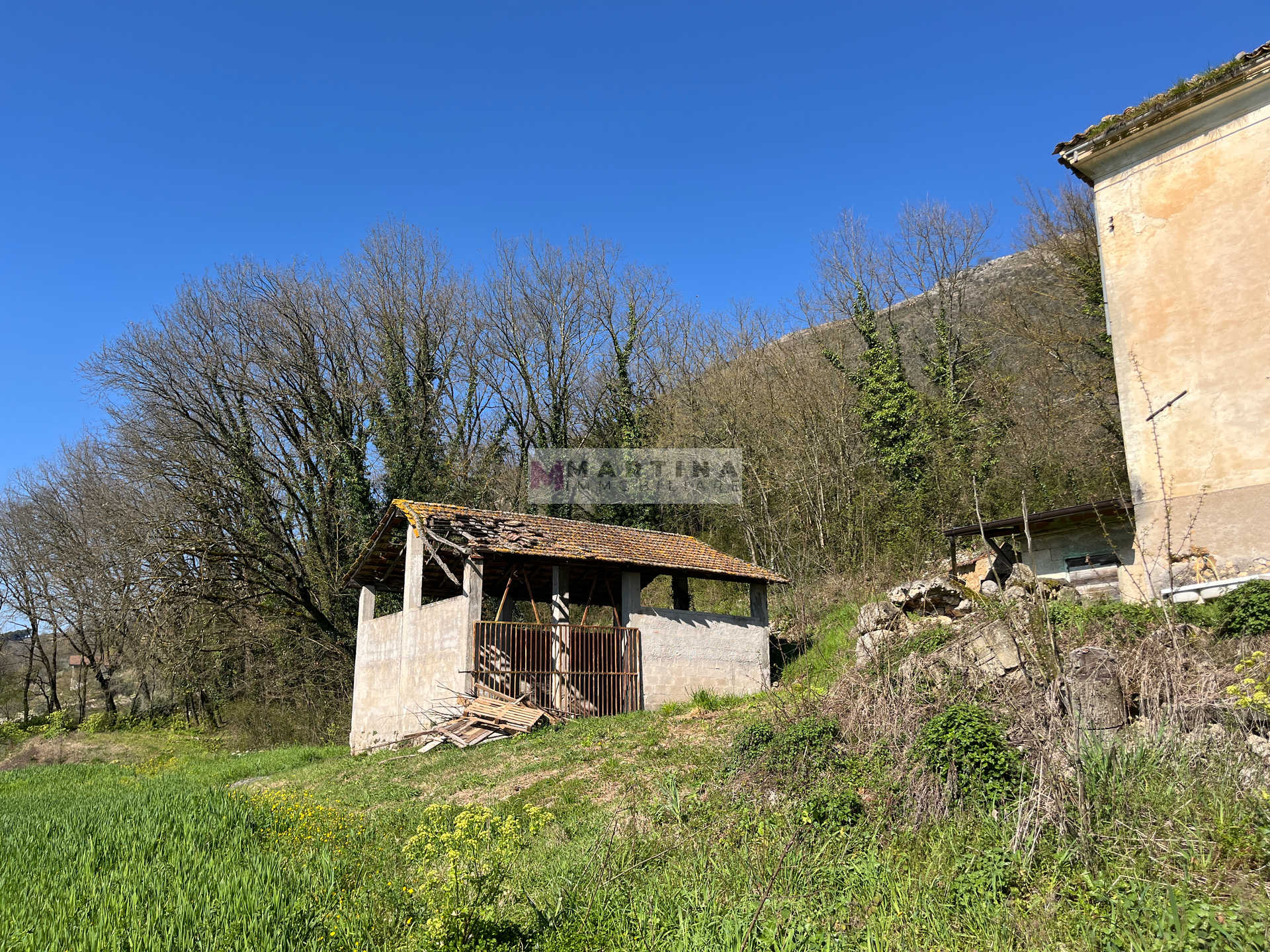 Porzione di antico casale con terreno