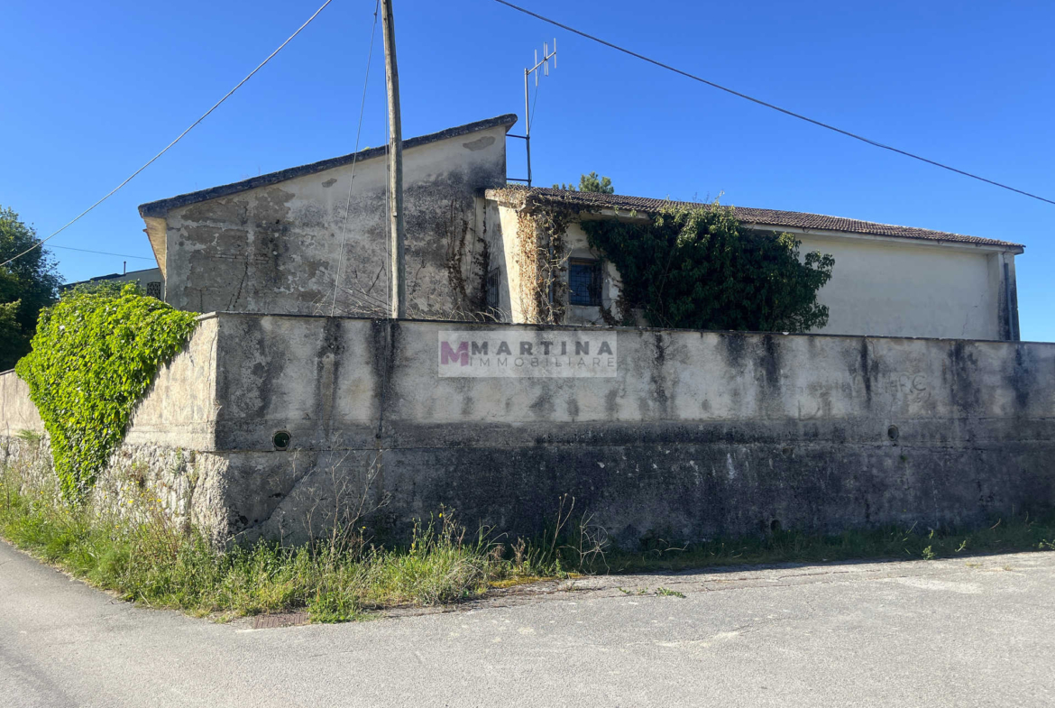 Casa indipendente da ristrutturare con giardino