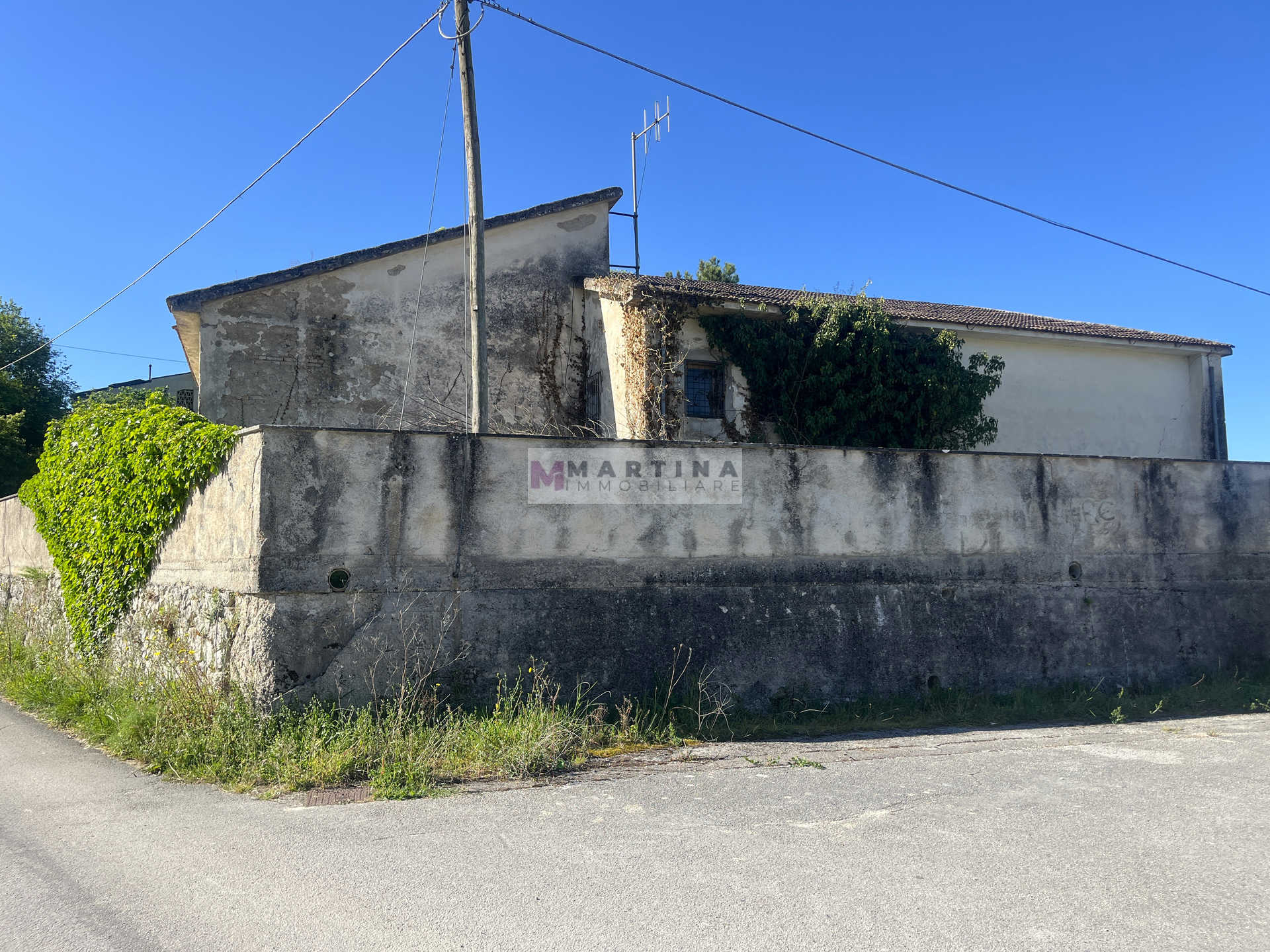 Casa indipendente da ristrutturare con giardino