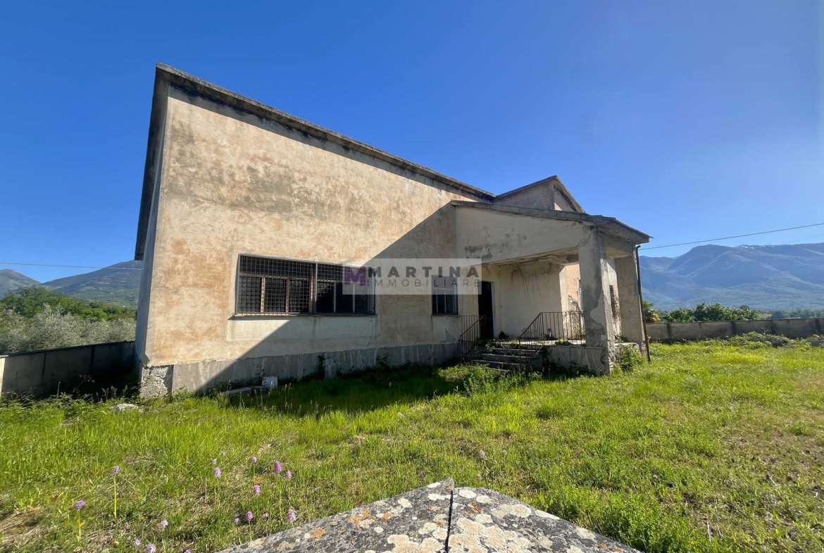 Casa indipendente da ristrutturare con giardino