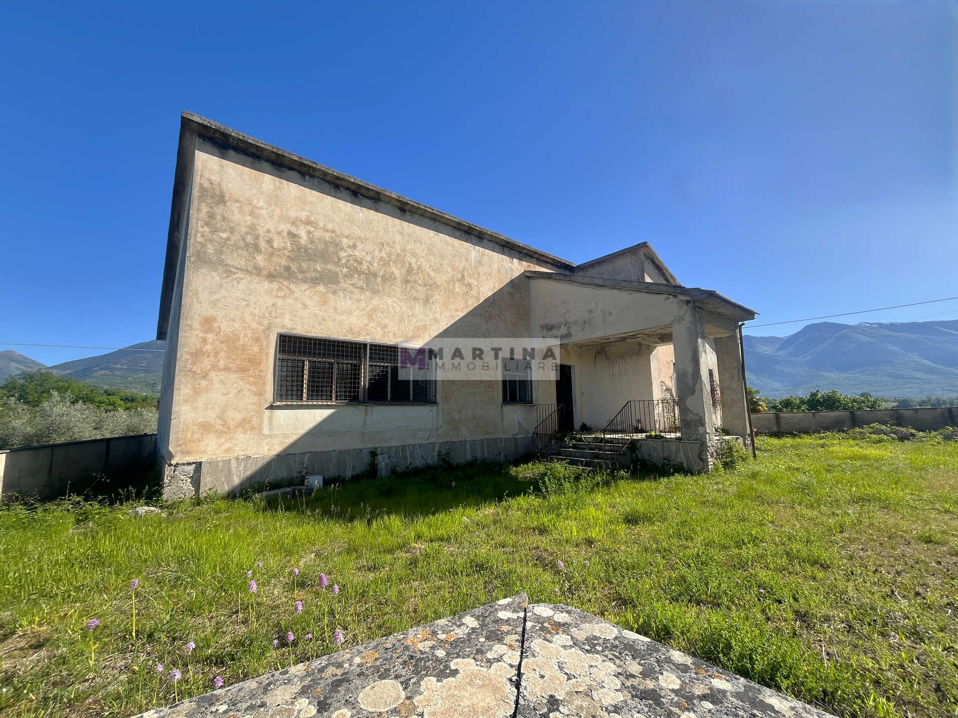 Casa indipendente da ristrutturare con giardino