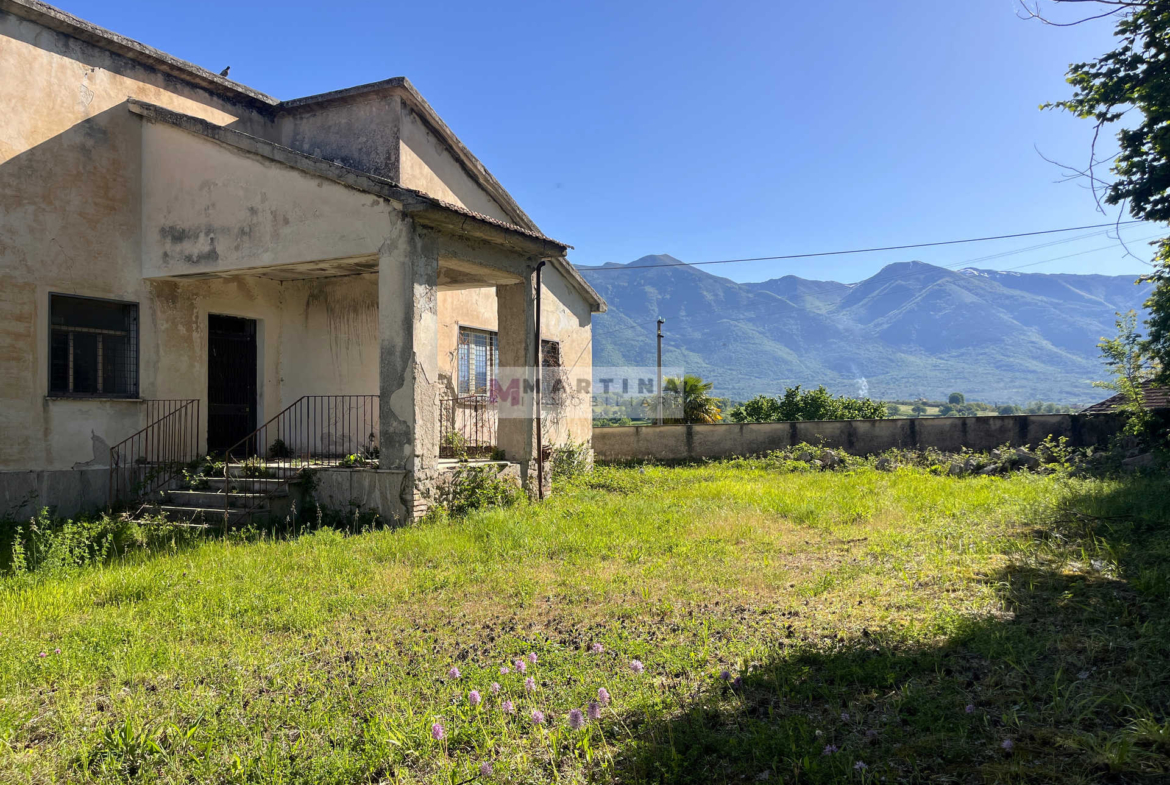 Casa indipendente da ristrutturare con giardino