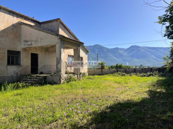 Detached house to renovate with garden