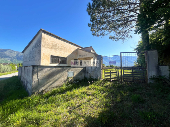 Casa indipendente da ristrutturare con giardino