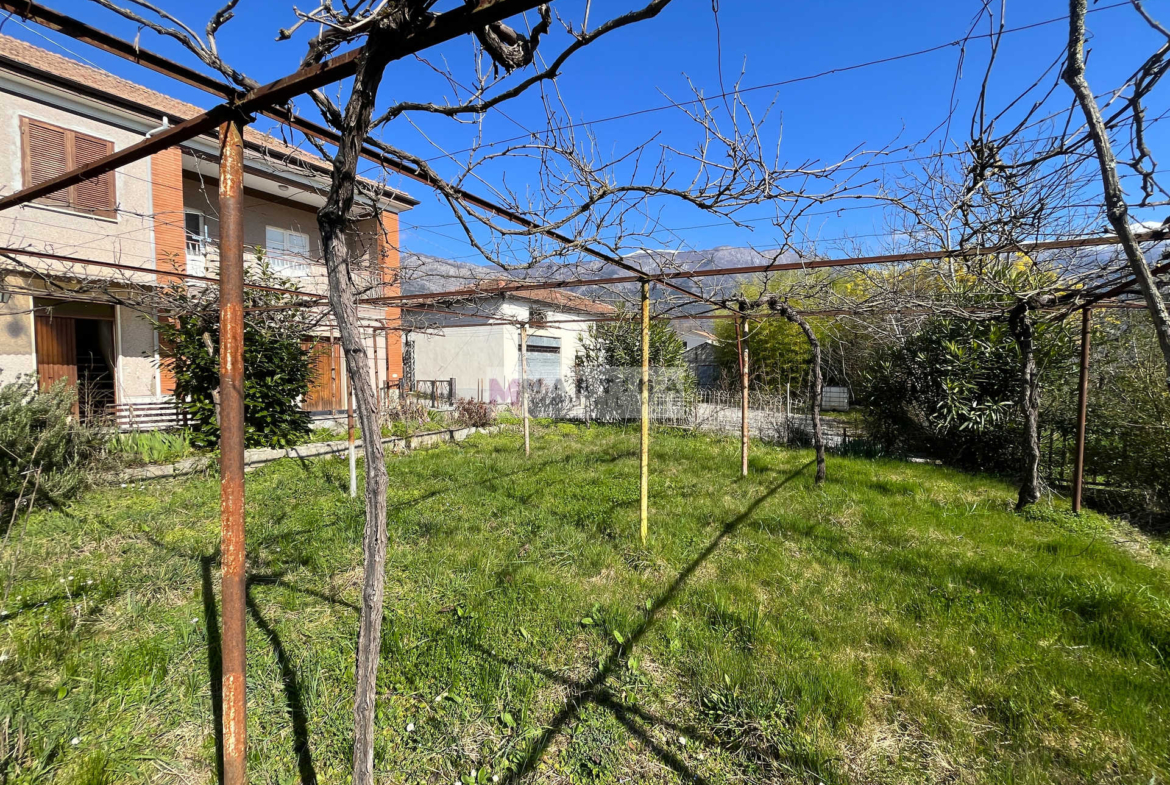 Abitazione in ottima posizione con giardino