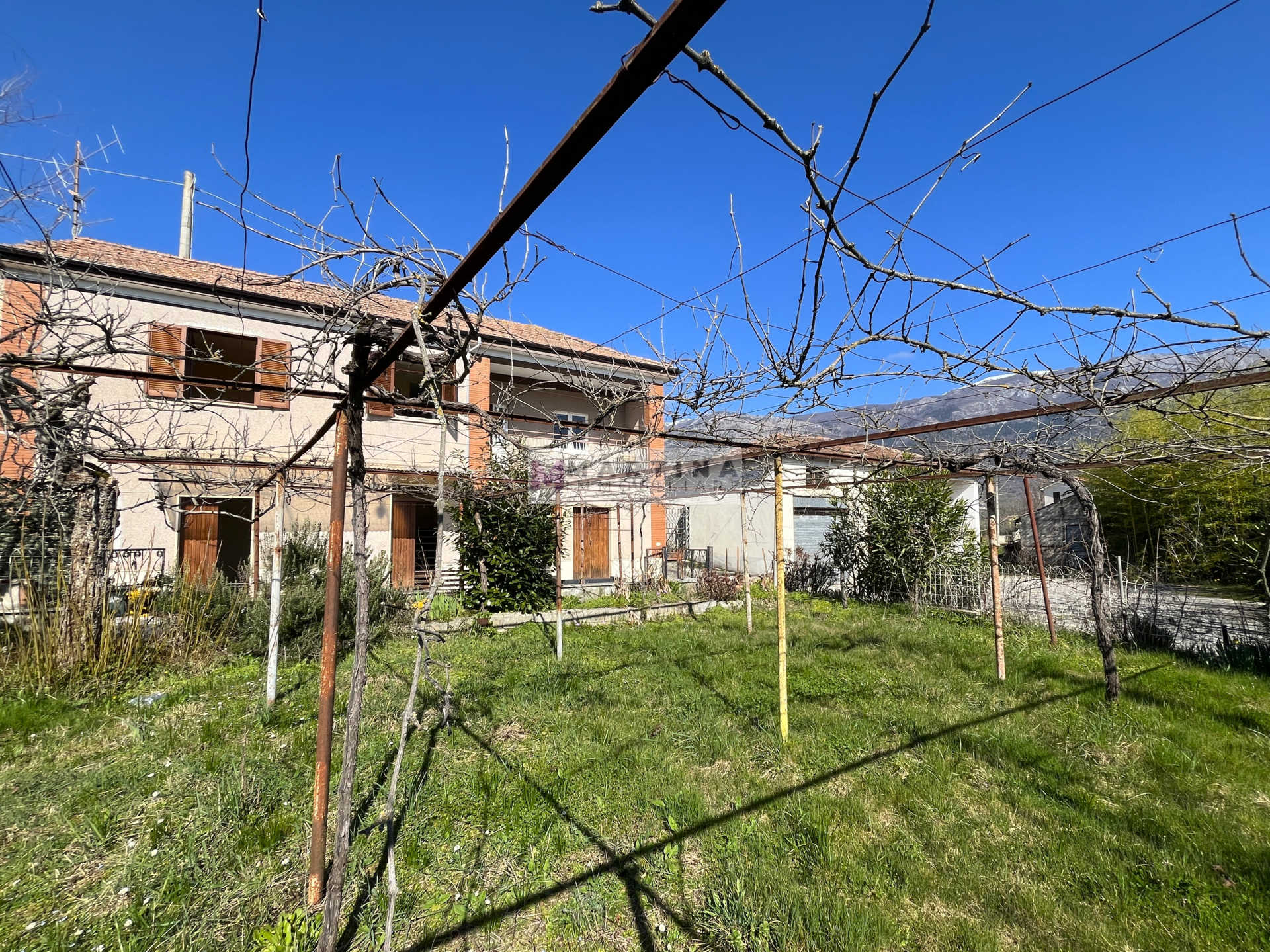Abitazione in ottima posizione con giardino