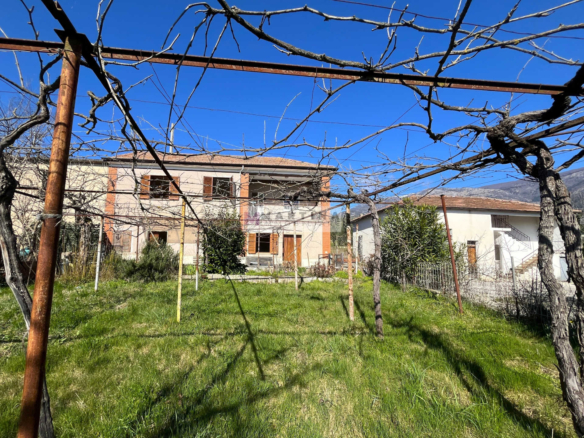 House in an excellent location with garden