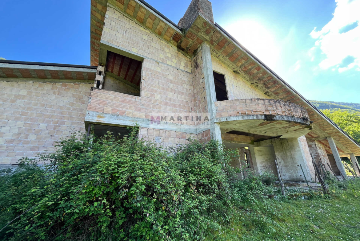 Proprietà con struttura in cemento armato, fabbricati e terreno