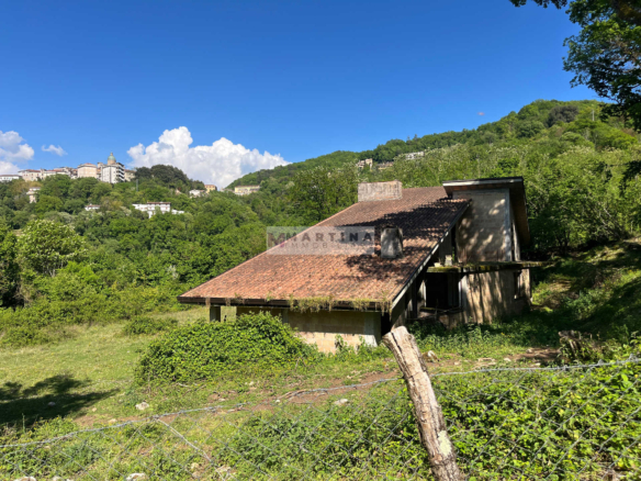 Proprietà con struttura in cemento armato, fabbricati e terreno
