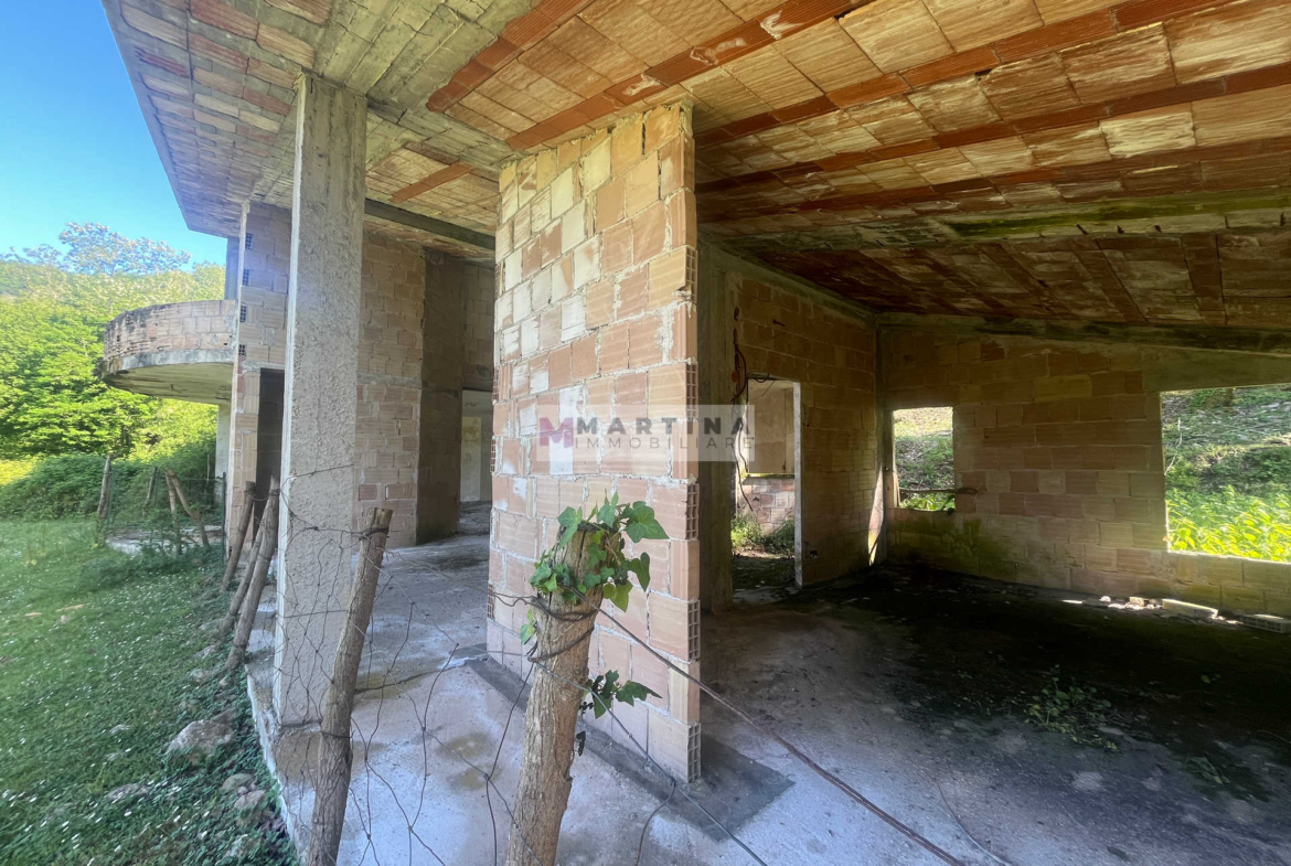 Proprietà con struttura in cemento armato, fabbricati e terreno
