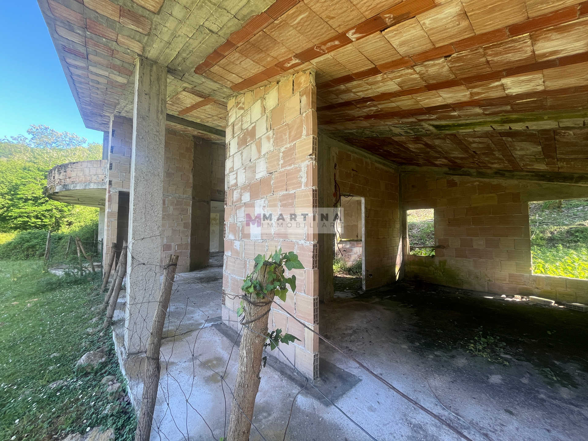 Proprietà con struttura in cemento armato, fabbricati e terreno