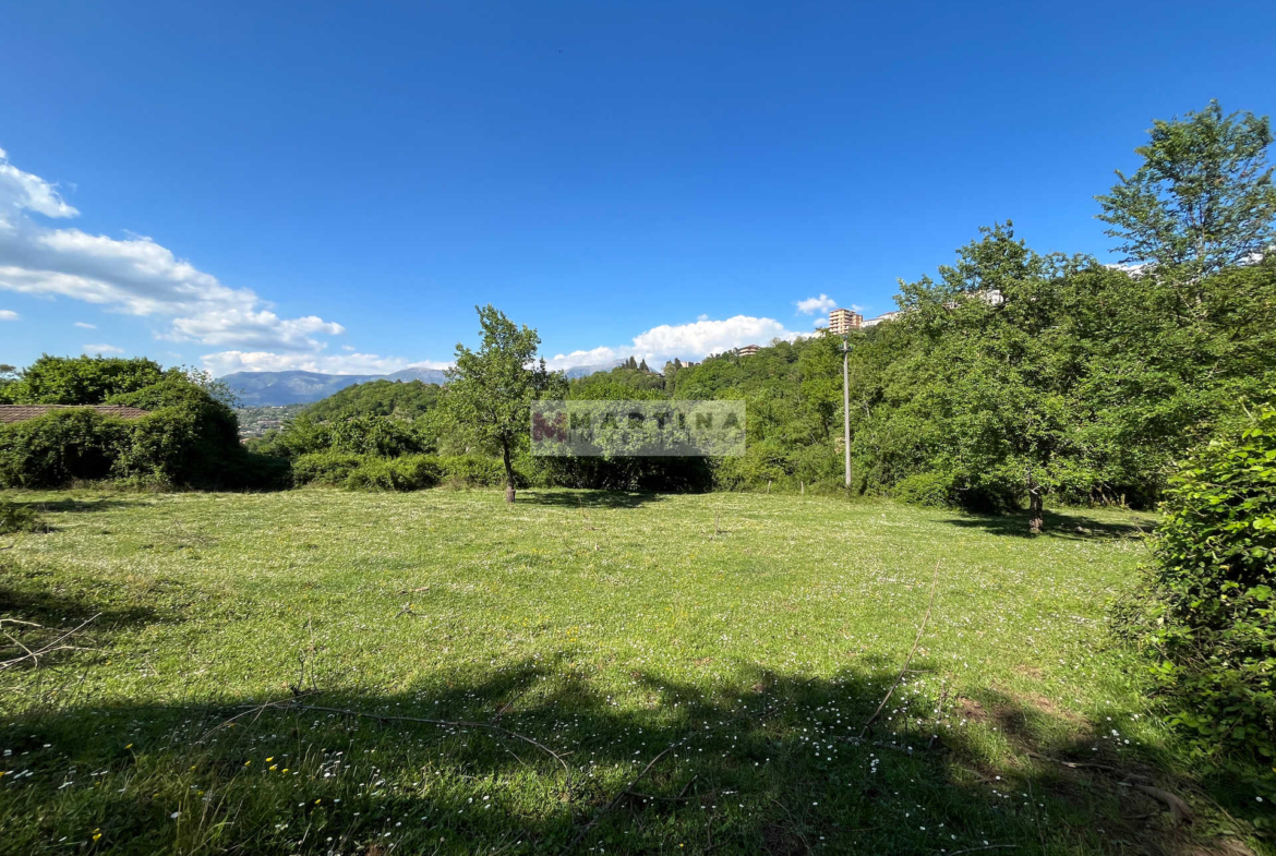 Proprietà con struttura in cemento armato, fabbricati e terreno