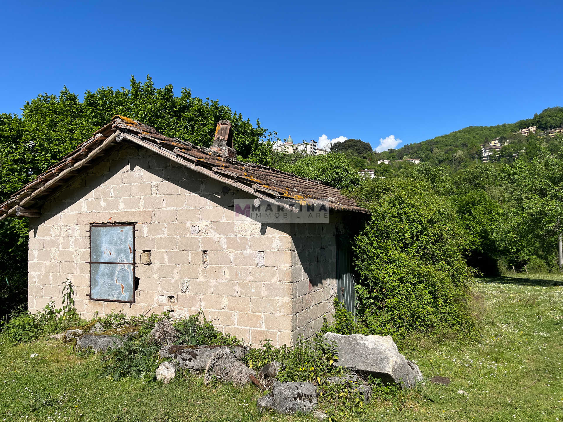 Proprietà con struttura in cemento armato, fabbricati e terreno